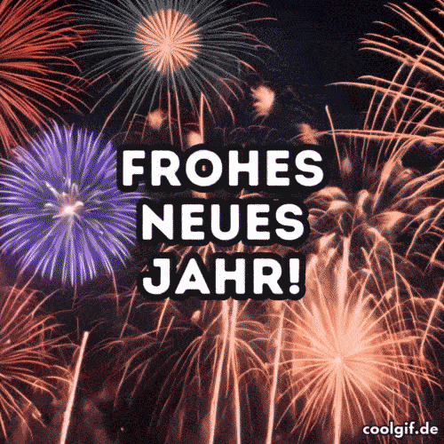 Bunte Feuerwerke erhellen den Nachthimmel mit dem Text: Frohes Neues Jahr